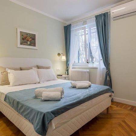 Central Stylish & Cozy One Bedroom Apartment - Adela Accommodation - Ideal For Long Stays Bukares Bagian luar foto