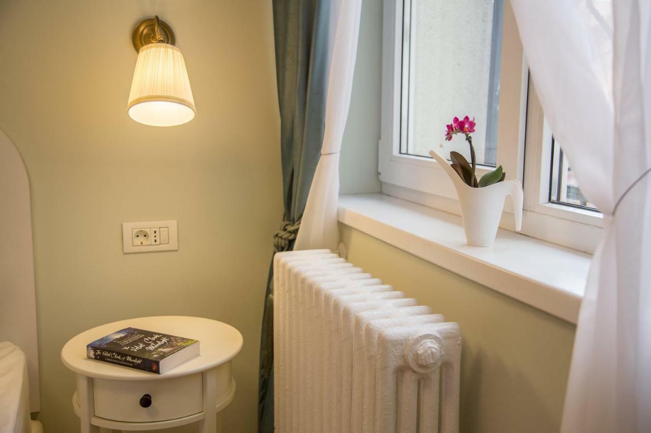 Central Stylish & Cozy One Bedroom Apartment - Adela Accommodation - Ideal For Long Stays Bukares Bagian luar foto
