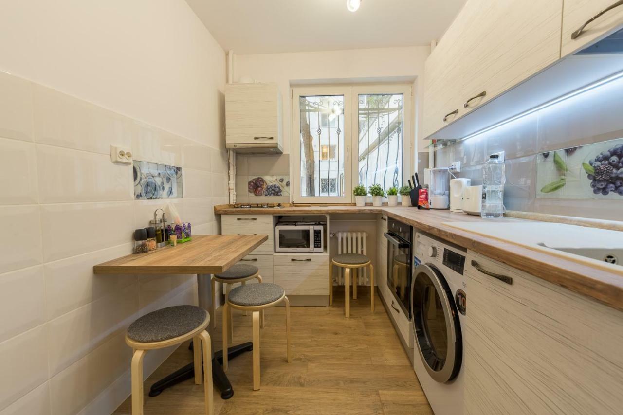 Central Stylish & Cozy One Bedroom Apartment - Adela Accommodation - Ideal For Long Stays Bukares Bagian luar foto