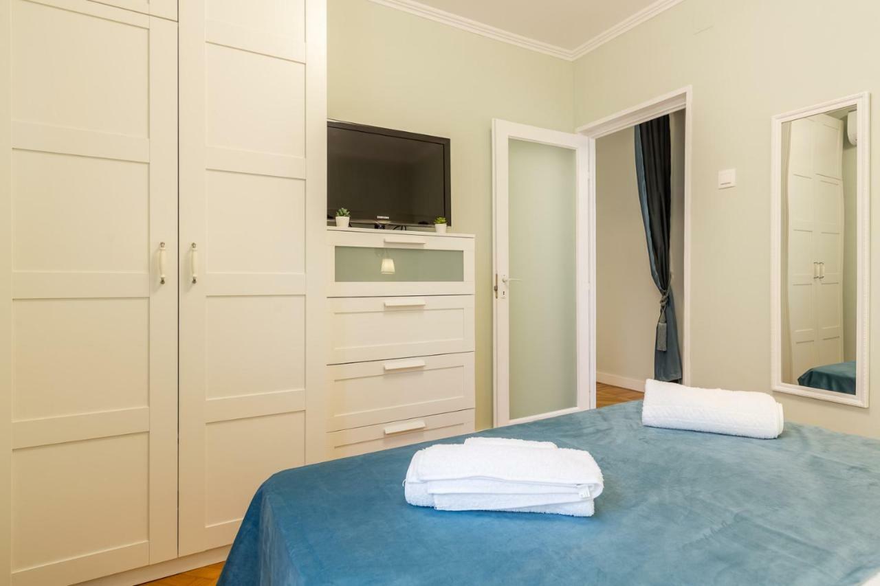 Central Stylish & Cozy One Bedroom Apartment - Adela Accommodation - Ideal For Long Stays Bukares Bagian luar foto
