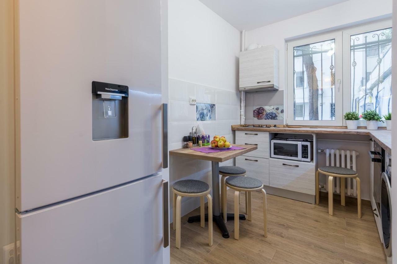 Central Stylish & Cozy One Bedroom Apartment - Adela Accommodation - Ideal For Long Stays Bukares Bagian luar foto