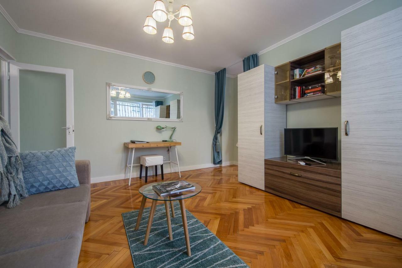 Central Stylish & Cozy One Bedroom Apartment - Adela Accommodation - Ideal For Long Stays Bukares Bagian luar foto