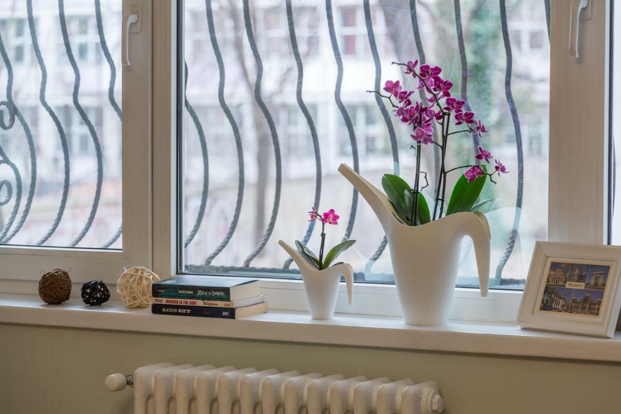 Central Stylish & Cozy One Bedroom Apartment - Adela Accommodation - Ideal For Long Stays Bukares Bagian luar foto