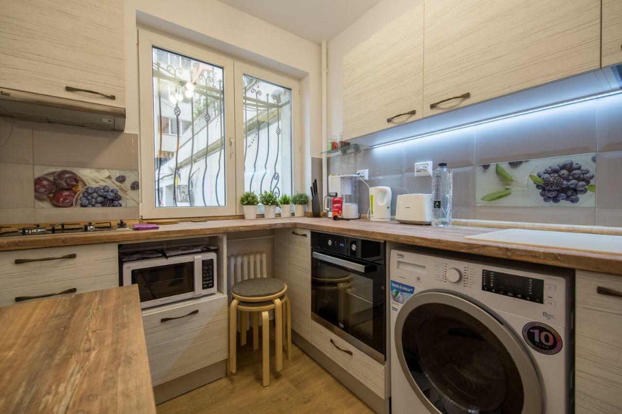 Central Stylish & Cozy One Bedroom Apartment - Adela Accommodation - Ideal For Long Stays Bukares Bagian luar foto